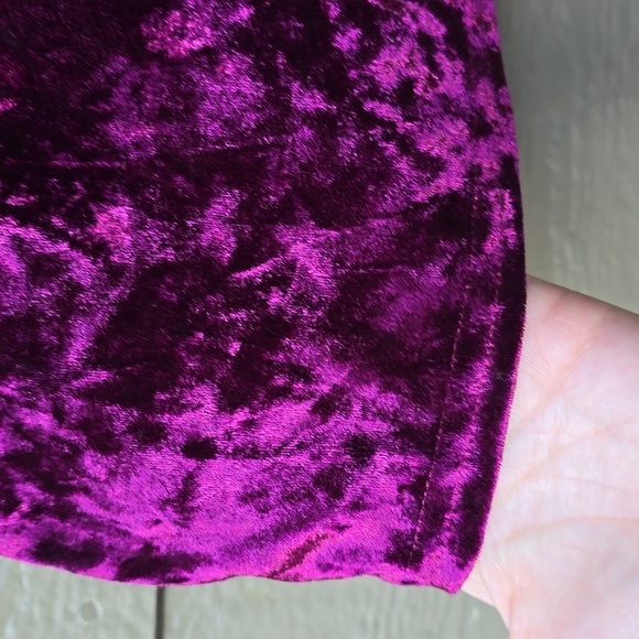 PrettyLittleThing Burgundy Crushed Velvet  Mini Skirt US 4 small - Picture 5 of 7